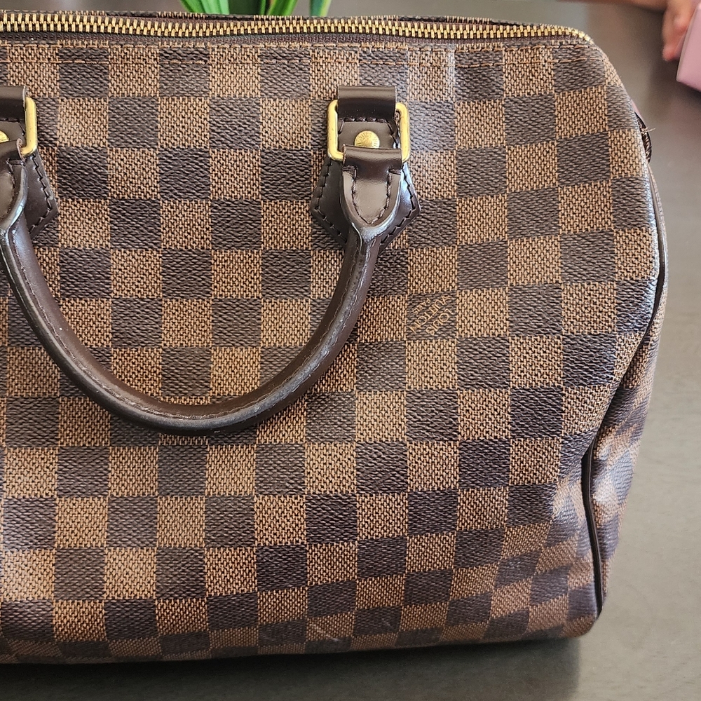 This is an authentic LOUIS VUITTON Damier Ebene Speedy 30. This stylish handbag. - Picture 11 of 15